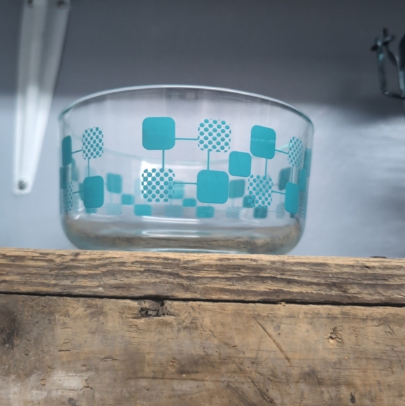 Vintage Pyrex Turquoise Square Pattern Bowl - Picture 4 of 7